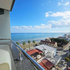  Case de vacanță Dios Ponte Finikoudes Beachfront Cipru